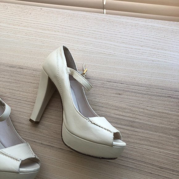 Dione Heels - Picture 2 of 5